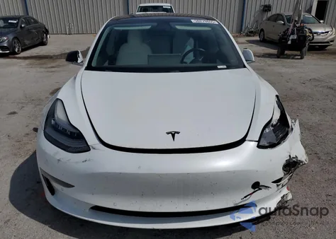2018 Tesla Model 3 z USA, uszkodzony, nr VIN 5YJ3E1EB2JF086350